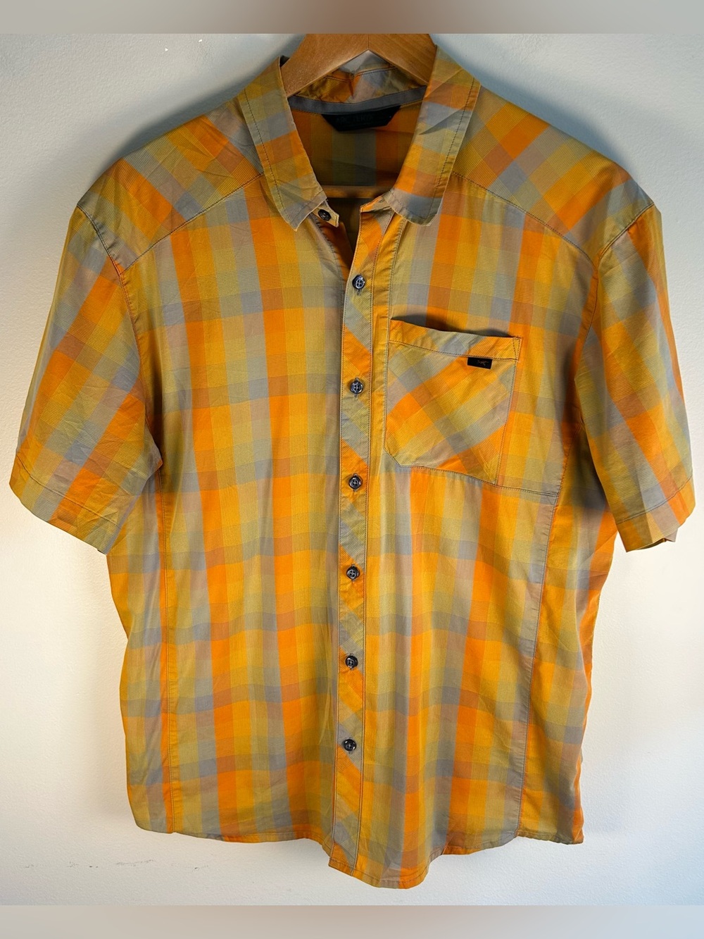 Arcteryx Men’s Button Up Shirt Size L Orange Gray Plaid Short Sleeve Pocket